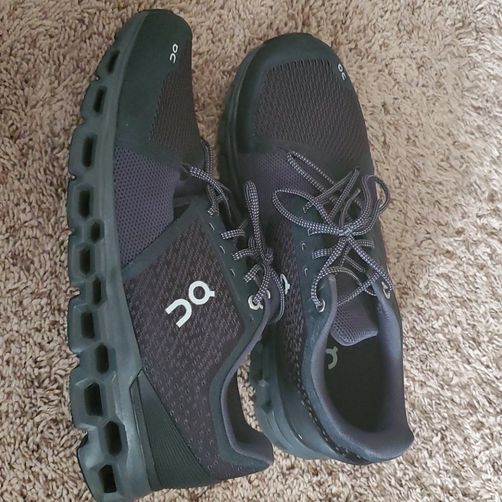 ON shoes cloudstratus